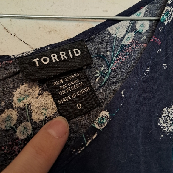 Torrid Women’s Navy Floral Light Rough Hem Top Blouse Size 0 - Picture 6 of 7